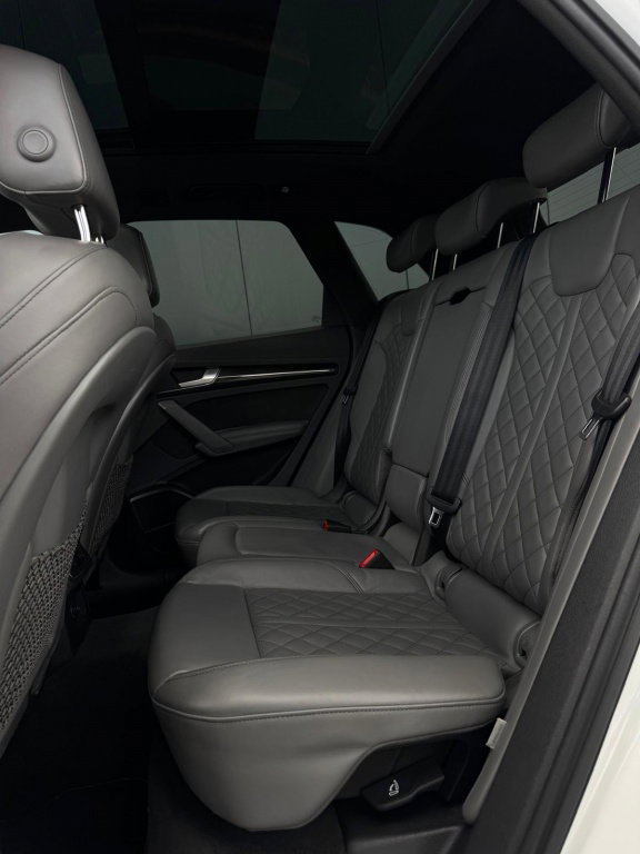 Vehicle Image 32