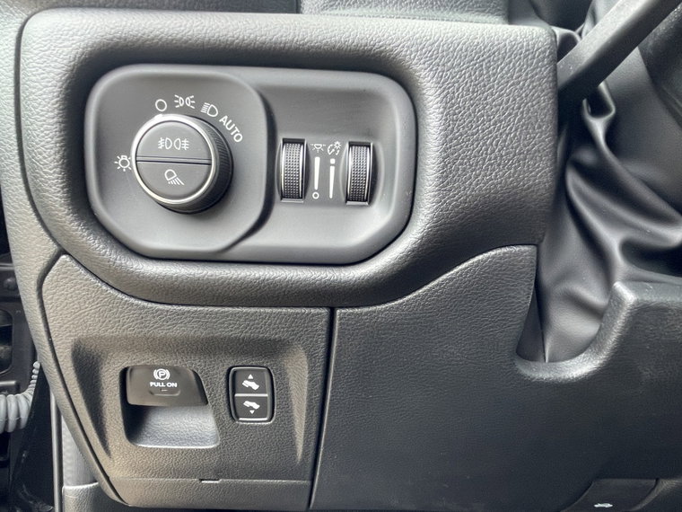 Vehicle Image 32