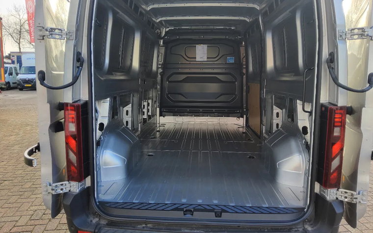 Vehicle Image 8