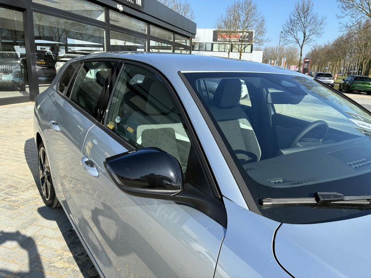 Vehicle Image 25