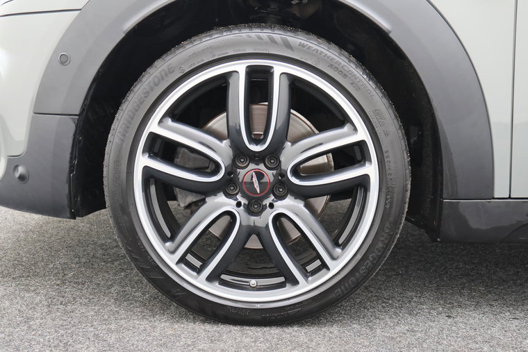 Vehicle Image 25