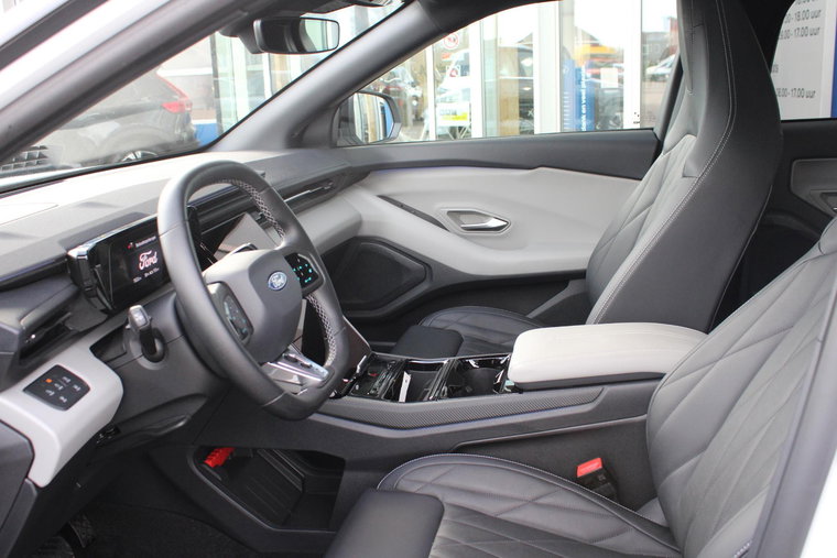 Vehicle Image 9