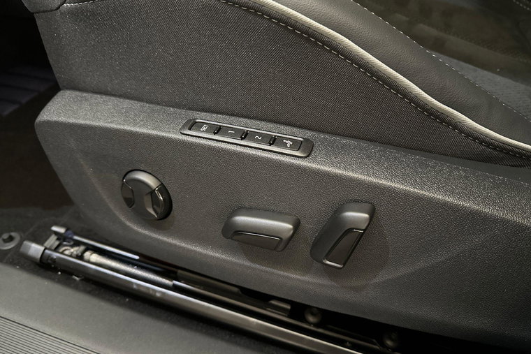 Vehicle Image 16