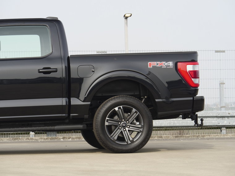 Vehicle Image 6
