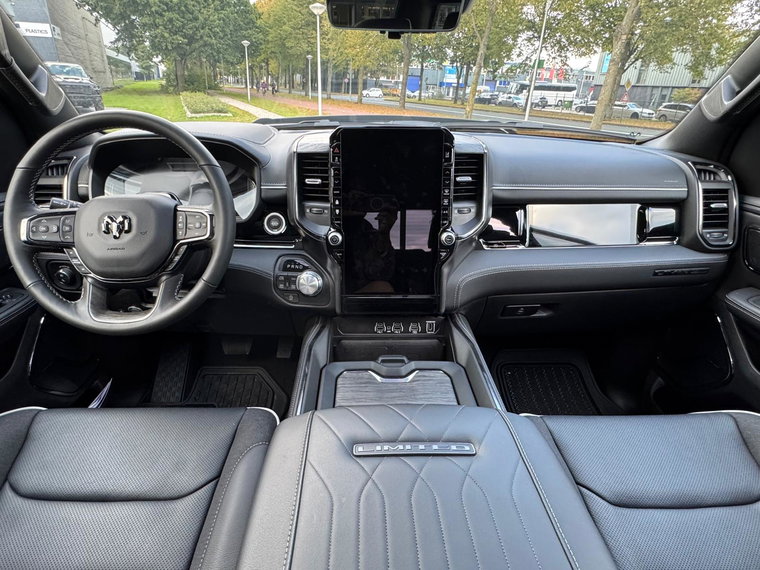 Vehicle Image 25