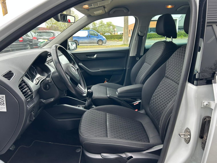 Vehicle Image 25