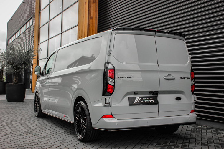 Vehicle Image 9