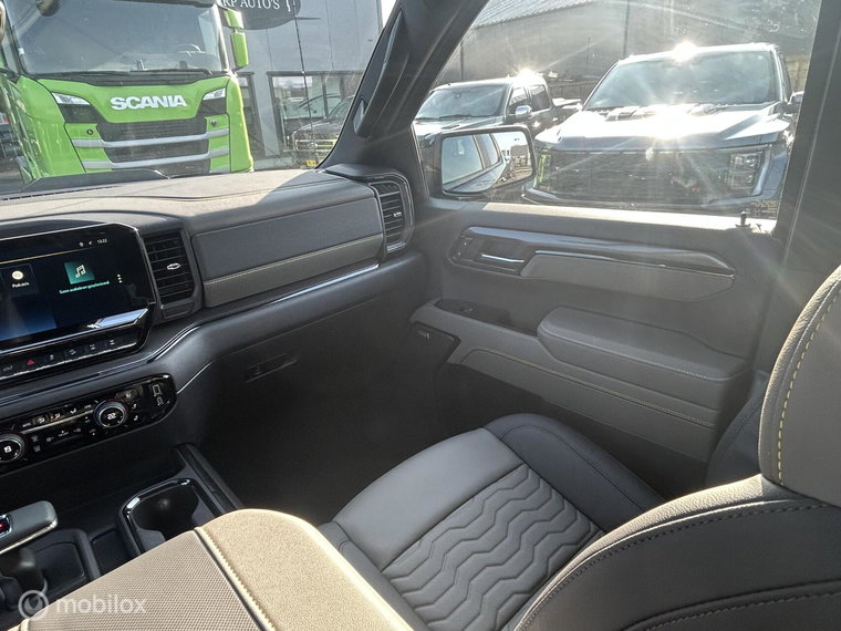 Vehicle Image 16