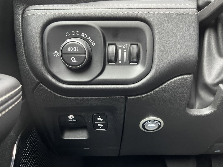 Vehicle Image 32