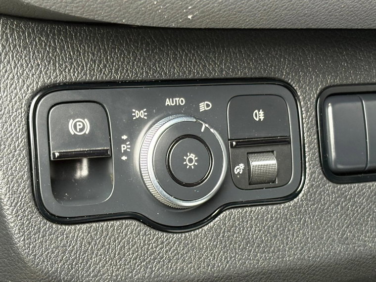 Vehicle Image 25