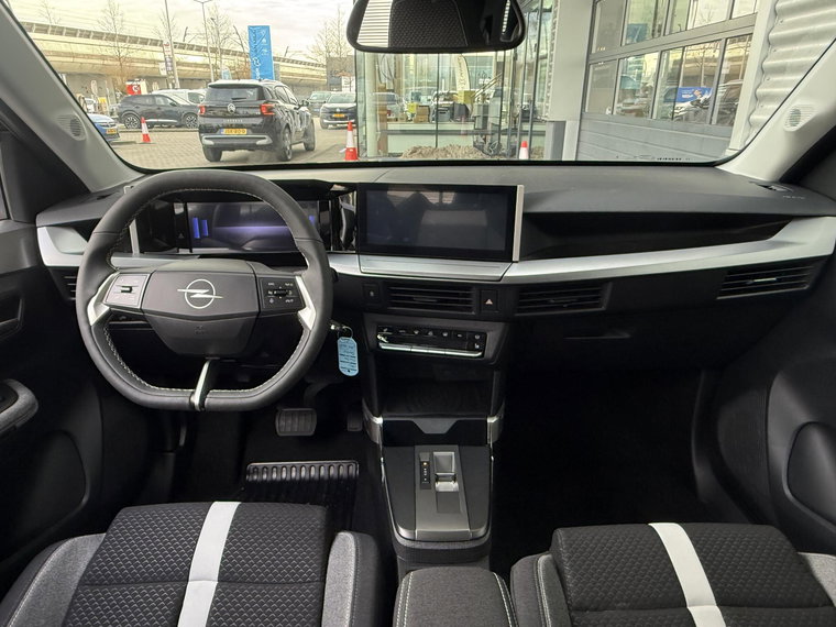 Vehicle Image 25