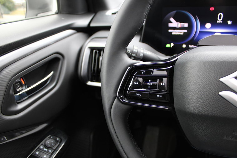 Vehicle Image 25