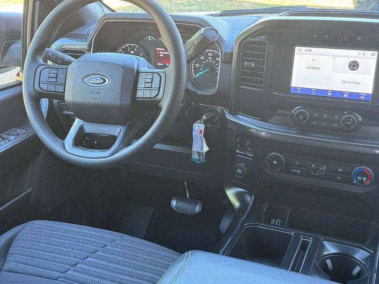 Vehicle Image 25