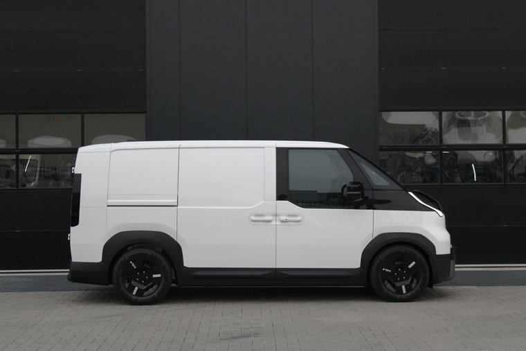 Vehicle Image 4