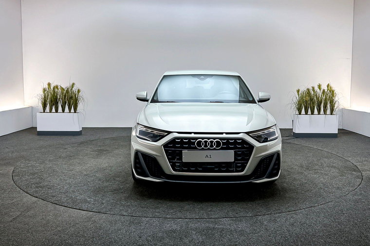 Vehicle Image 8