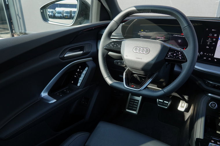 Vehicle Image 25