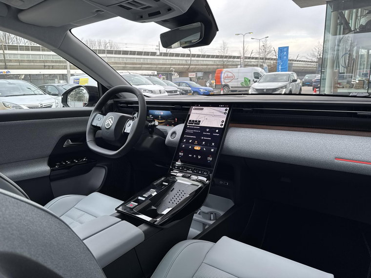 Vehicle Image 32