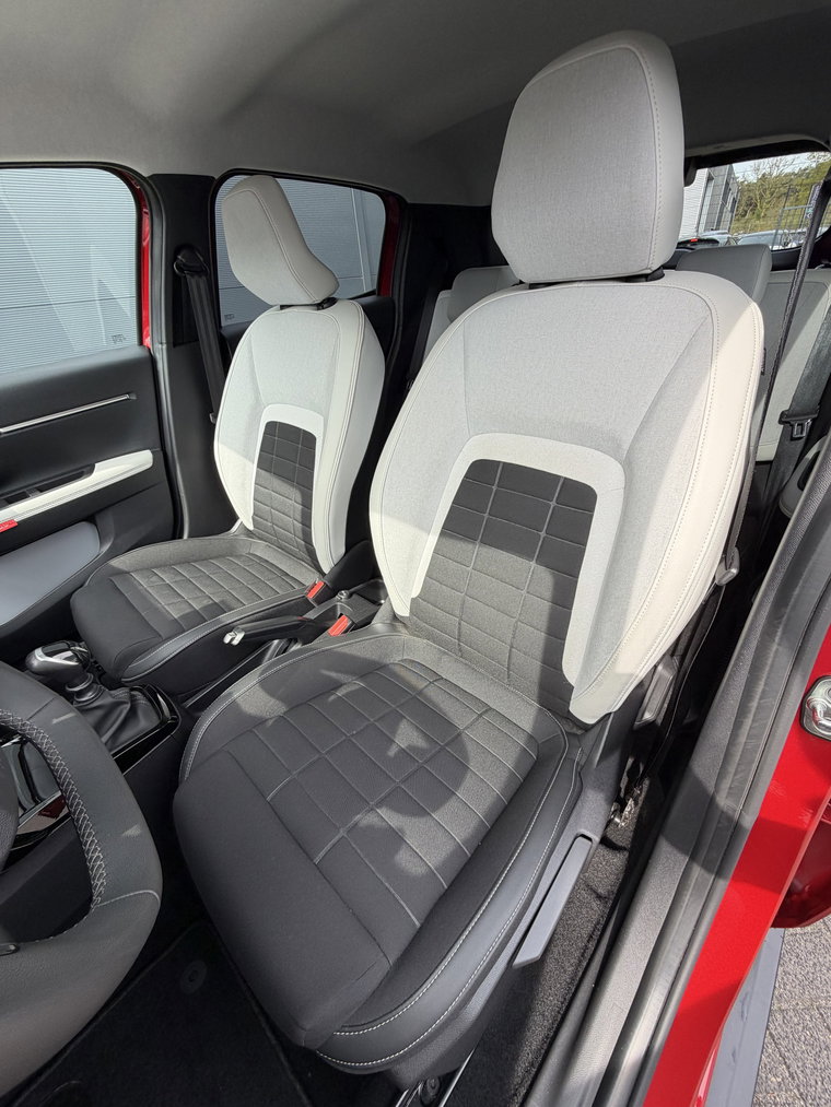 Vehicle Image 12