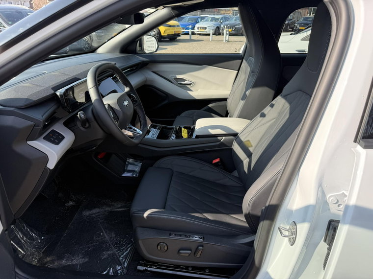 Vehicle Image 25