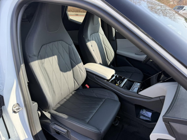 Vehicle Image 32