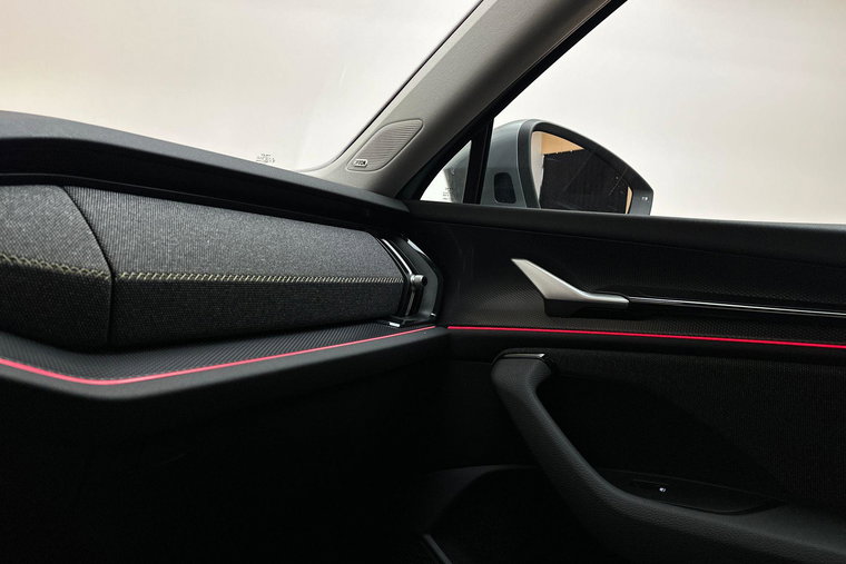 Vehicle Image 25