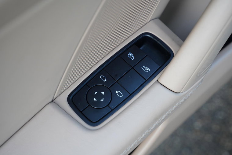 Vehicle Image 32