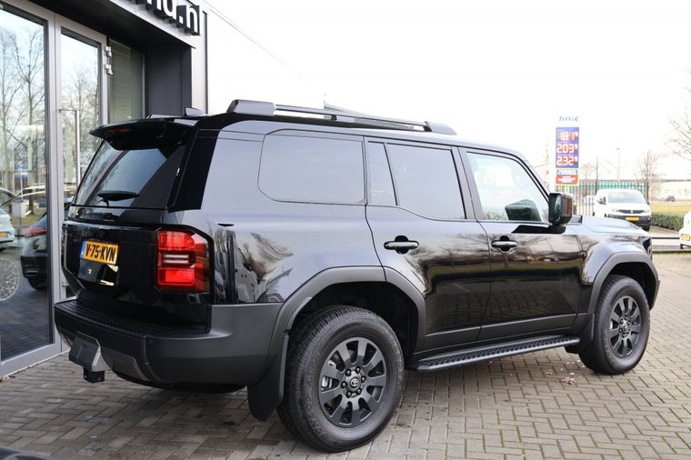 Vehicle Image 6