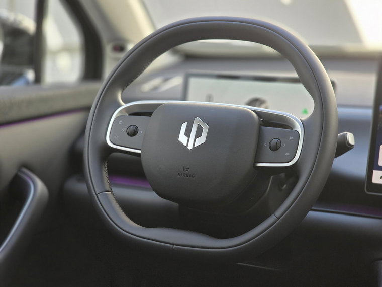 Vehicle Image 25