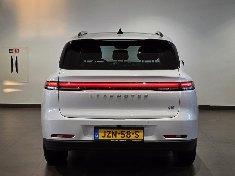 Vehicle Image 6