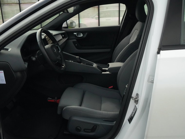 Vehicle Image 32
