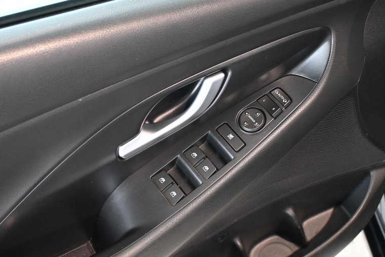 Vehicle Image 25