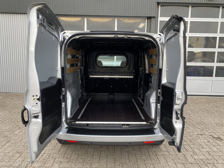 Vehicle Image 32