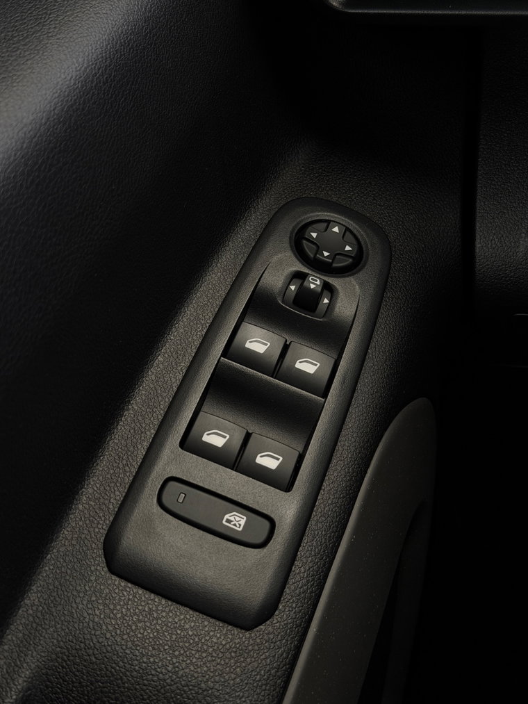 Vehicle Image 25