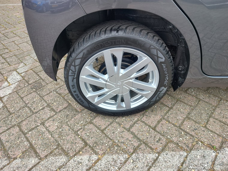 Vehicle Image 32