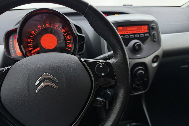 Vehicle Image 16