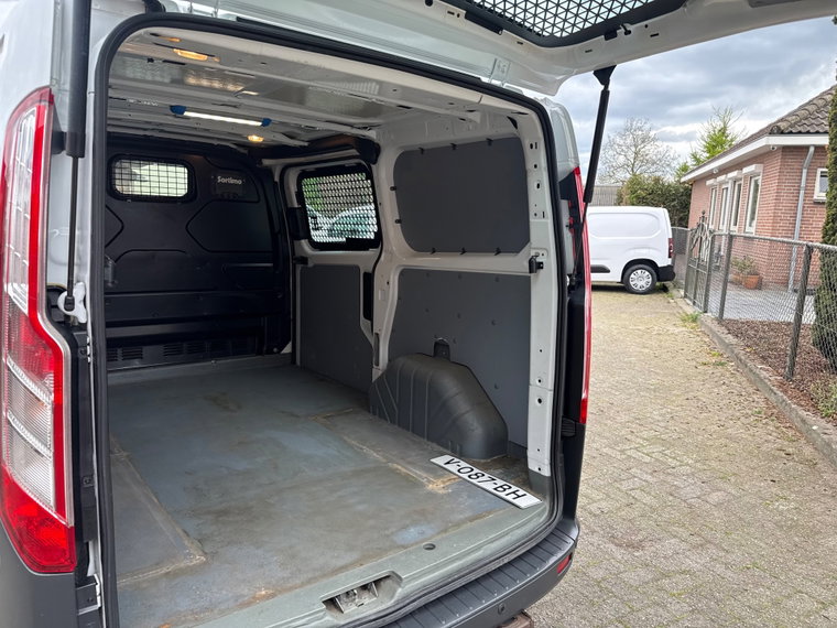 Vehicle Image 25