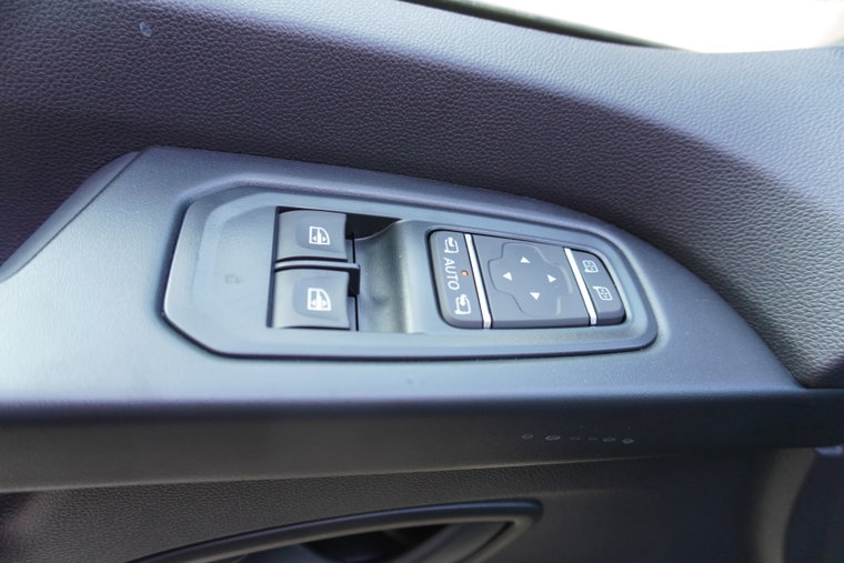 Vehicle Image 25