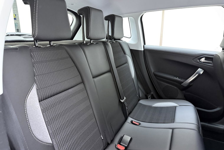 Vehicle Image 13
