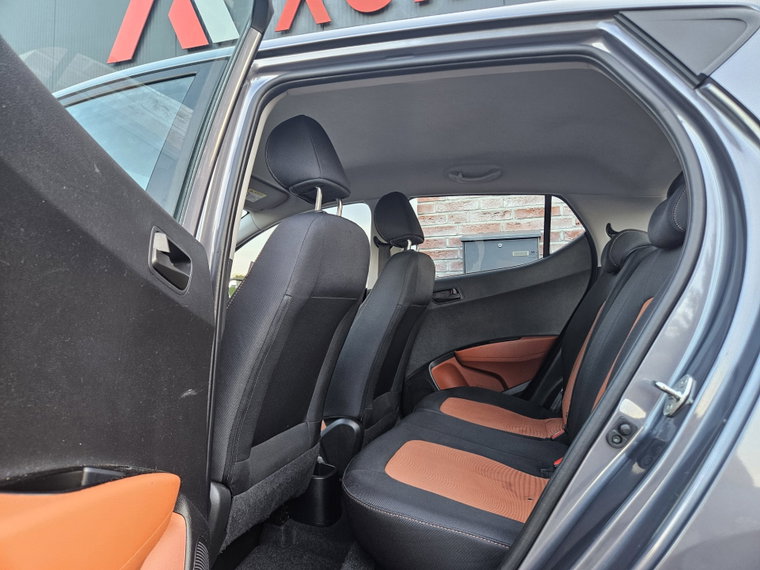 Vehicle Image 16