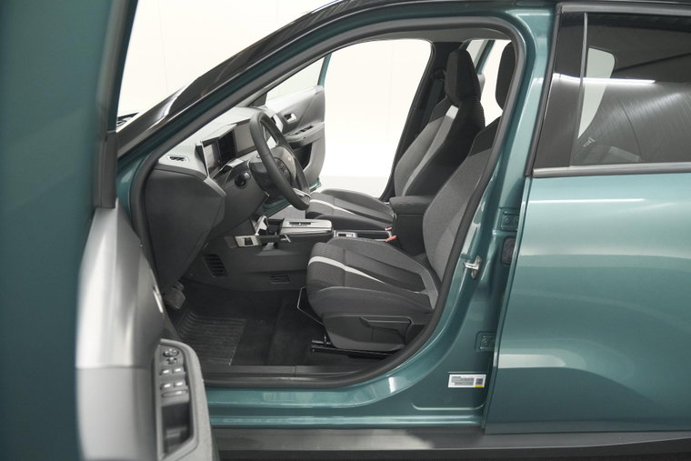 Vehicle Image 25