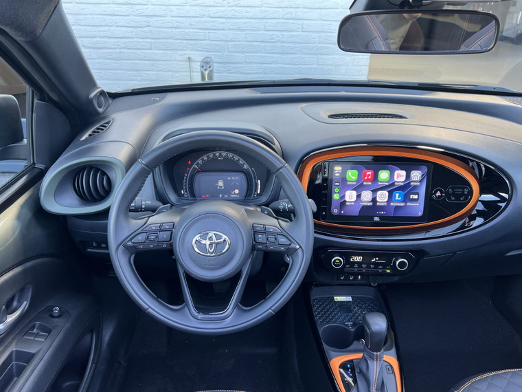Vehicle Image 16