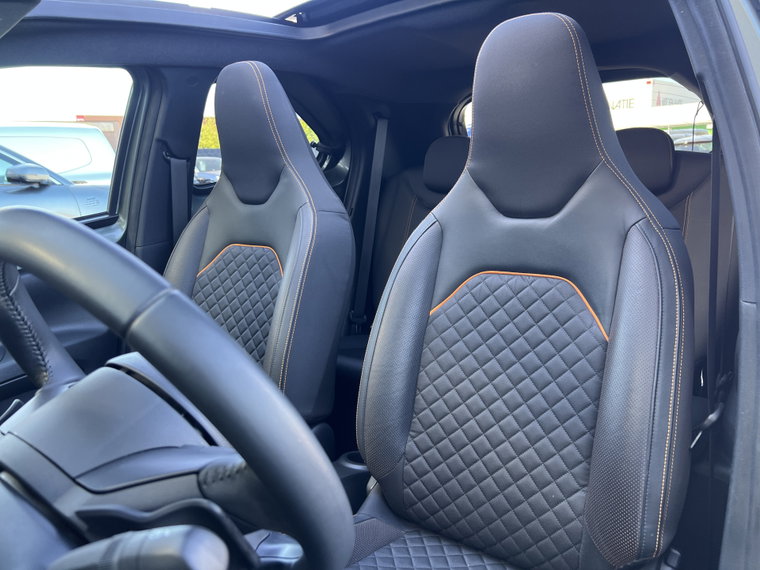 Vehicle Image 25