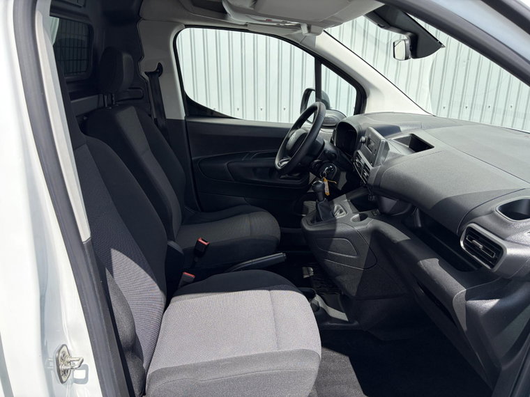 Vehicle Image 25