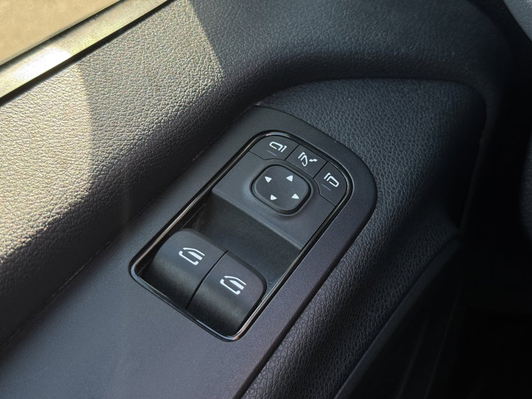 Vehicle Image 28