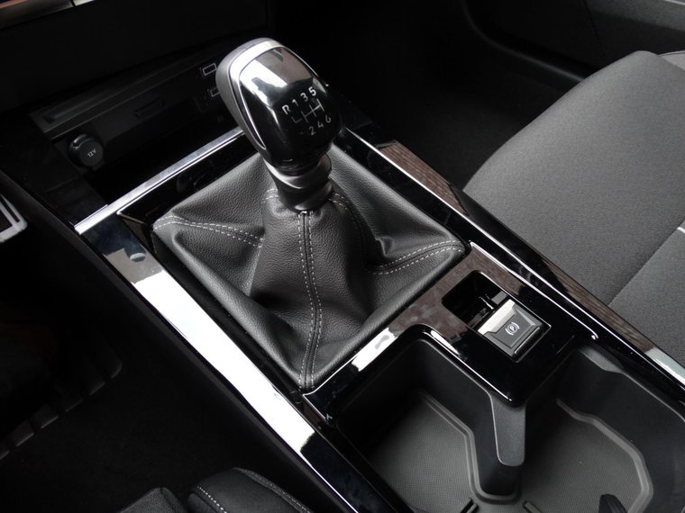 Vehicle Image 25