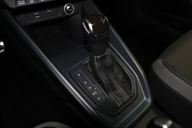 Vehicle Image 25