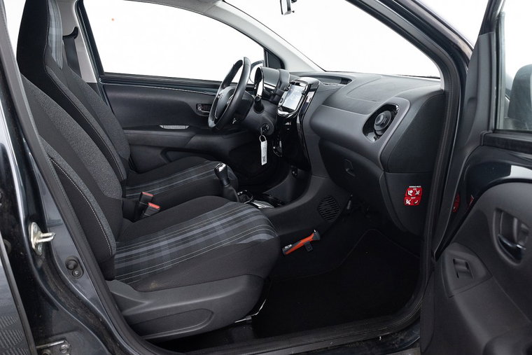 Vehicle Image 6