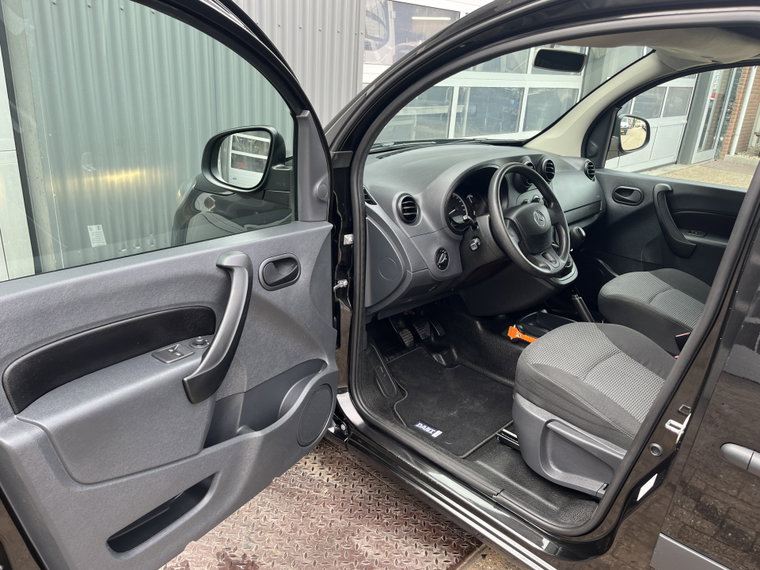 Vehicle Image 25