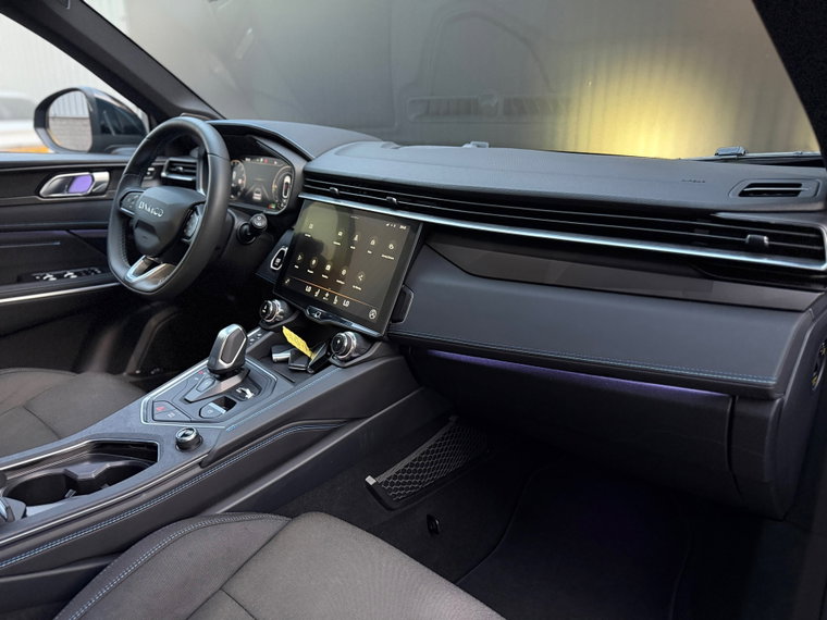 Vehicle Image 25