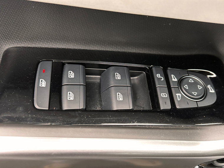 Vehicle Image 32